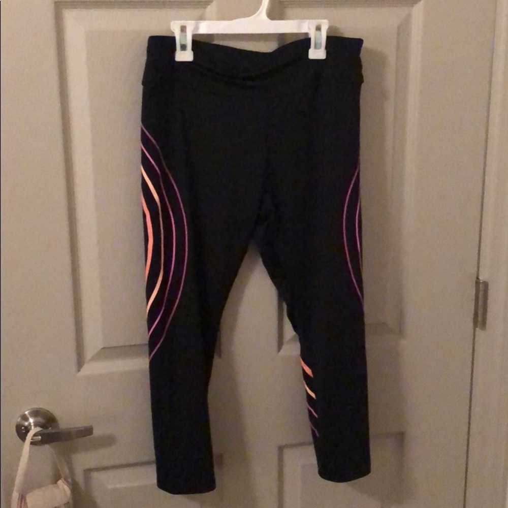 Forever 21 cropped legging with design